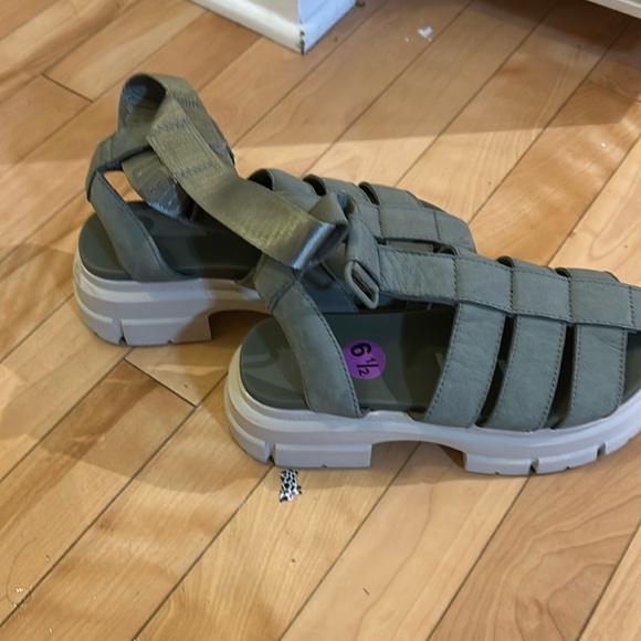 Like new wore them once. Got something else. Comfortable, goes with every thing. - Picture 1 of 3